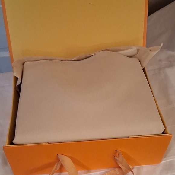 Source Unknown Elegant Tan Handbag With Gold Tone Hardware And Crossbody Strap - Picture 15 of 15